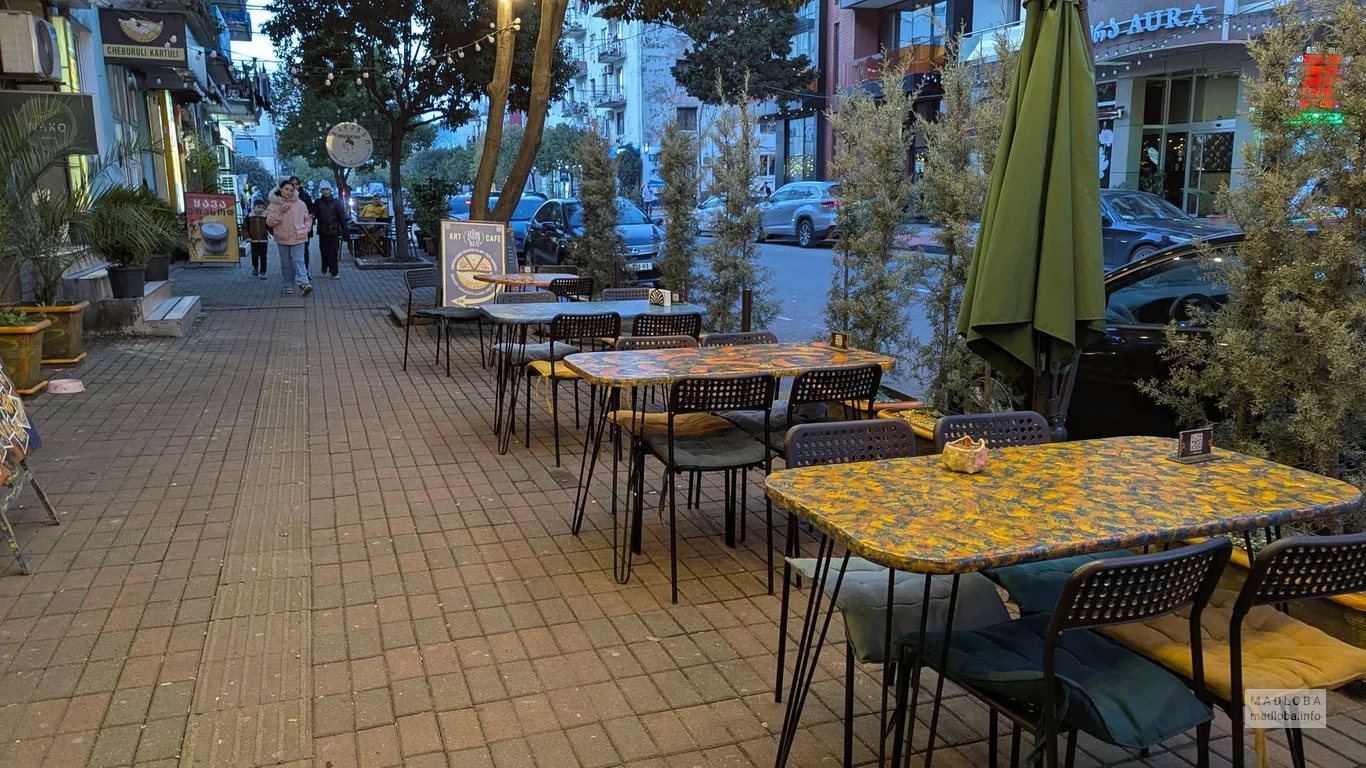 столики в пиццерии Artumi Pizza в Батуми