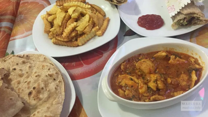 Стол с азиатскими блюдами в Asian Cuisine