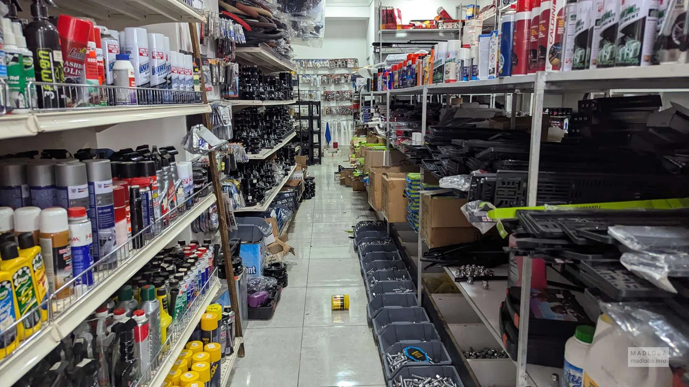 Товары для машины в магазине автоаксессуаров "AutoHub"в Батуми