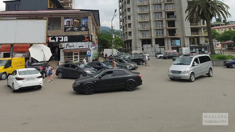 Автомобильная парковка в Махинджаури