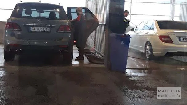 Мойка автомобиля на автомойке  в Тбилиси