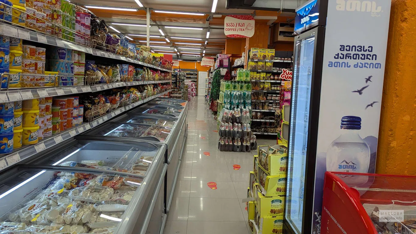 полки с продуктами в супермаркете Billion на улице Ильи Чавчавадзе, 78, Батуми