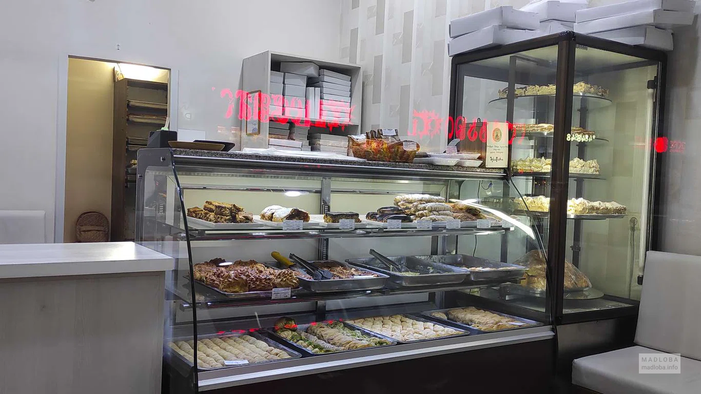 Витрина в кондитерской Baklava House на улице Чавчавадзе