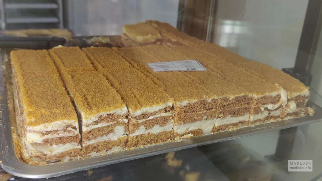 торт медовик в кондитерской Baklava House