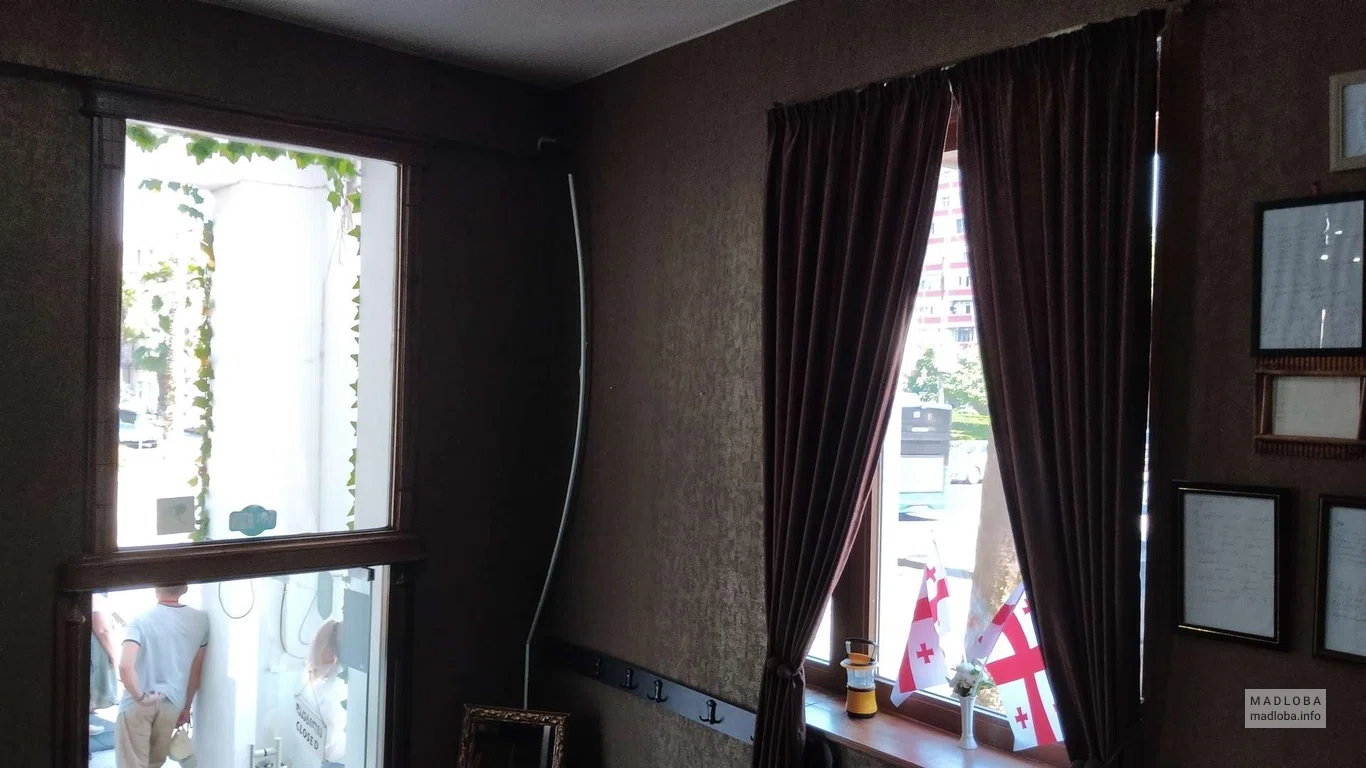 входная дверь в бар-ресторан Soup House, вид изнутри