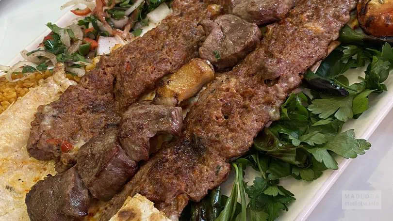 Подача мяса в лаваше