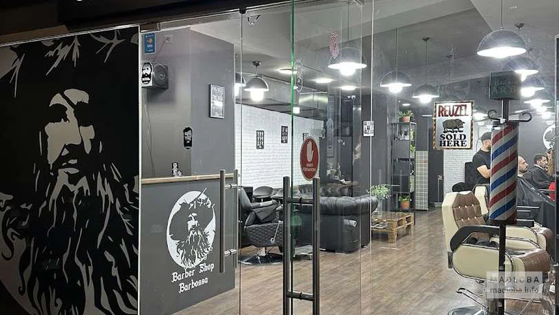 Barbossa Barber Shop вход, стеклянные двери внутри торгового центра