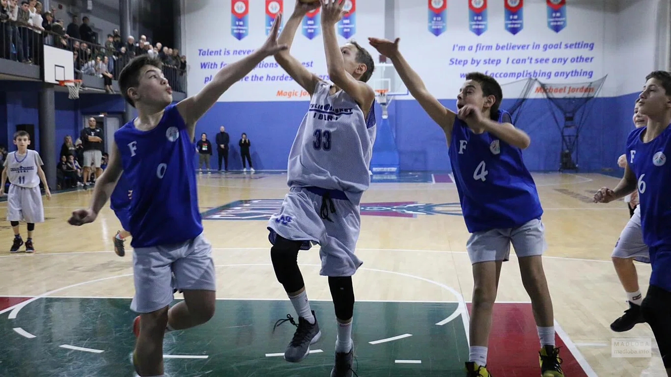 Бросок мяча в кольцо в Zaza Pachulia Basketball Academy