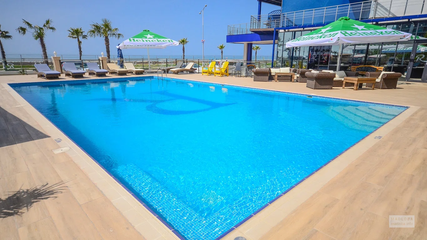 Бассейн в Batumi Palm Hotel в Грузии