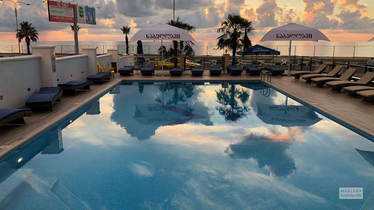 Бассейн в Batumi Palm Hotel в Грузии