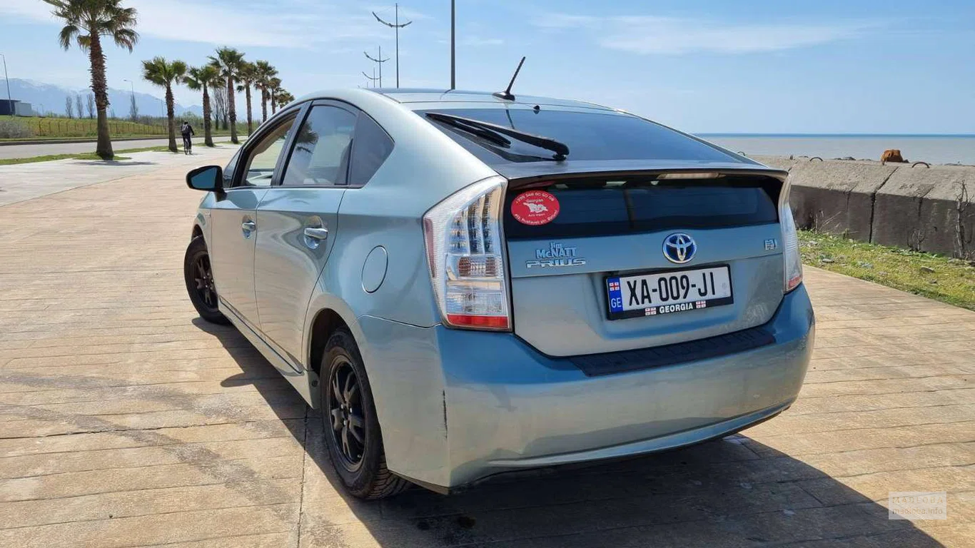 машина Toyota Prius напрокат BatumicarsGE