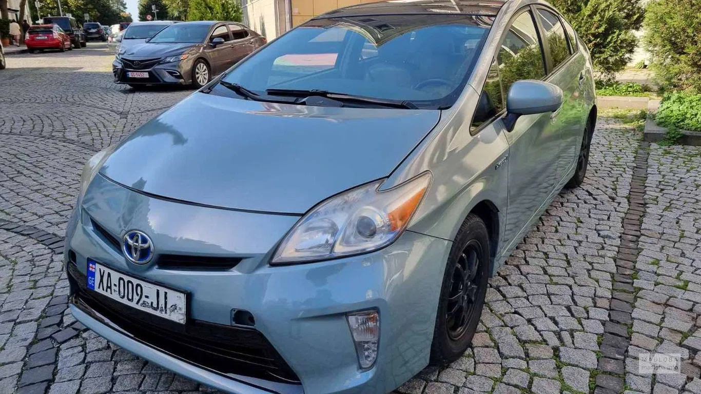 машина Toyota Prius напрокат BatumicarsGE в Батуми