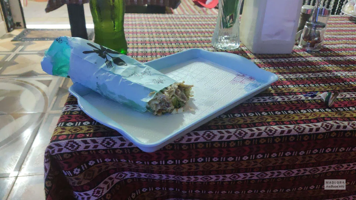 Подача шаурмы в кафе