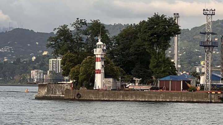 Батумский маяк в порту