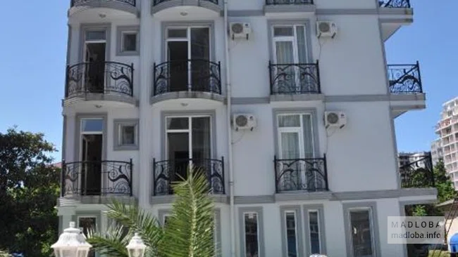 Отель "Beach House"