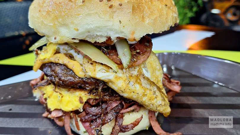 Бургер в фастфуде Beach Burger Halal Food