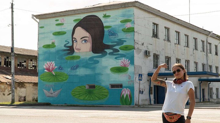 NIKO Street Art: Musya mural "Beauty drowning in Swamp"