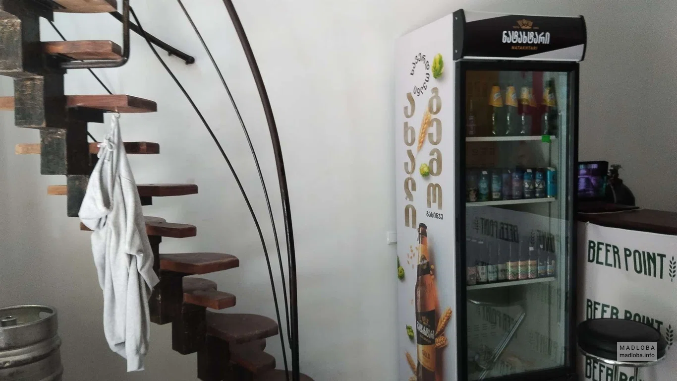 Магазин крафтового пива и бар "Beer Point" холодильник с пивом в бутылках