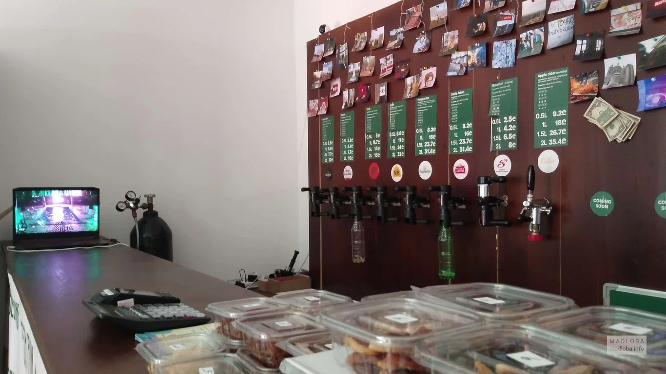 Магазин крафтового пива и бар "Beer Point" барная стойка со снеками и краниками с пивом