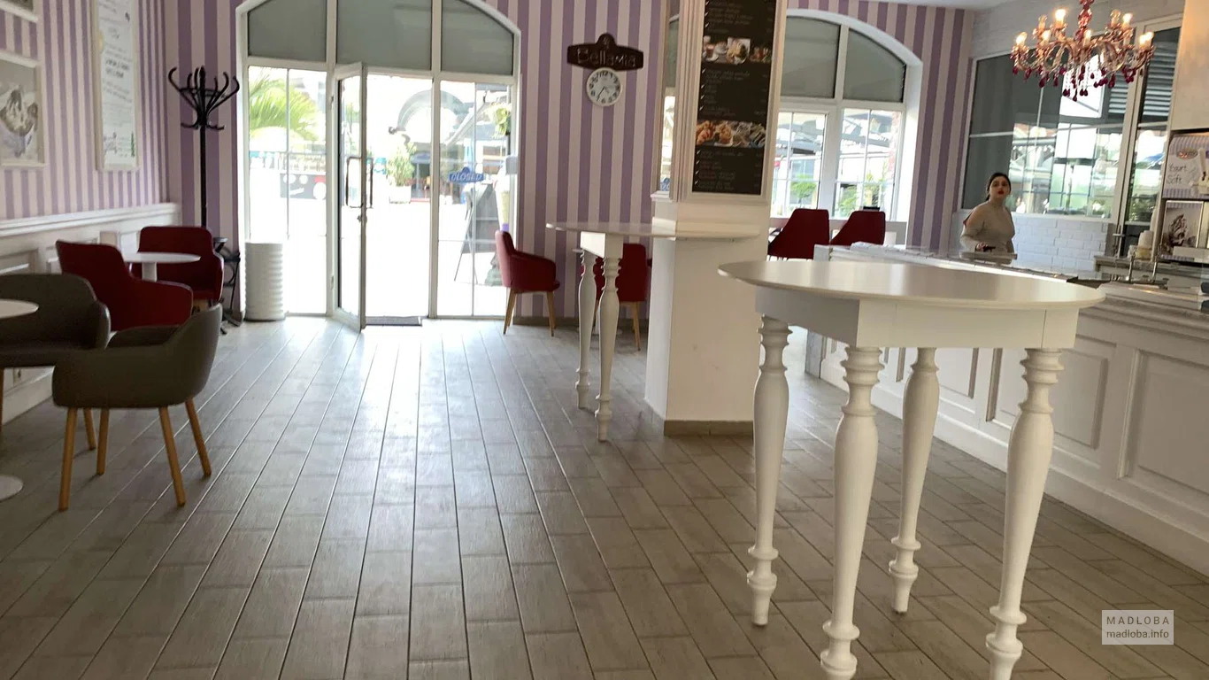 Столики в кафе Bellamia в Батуми