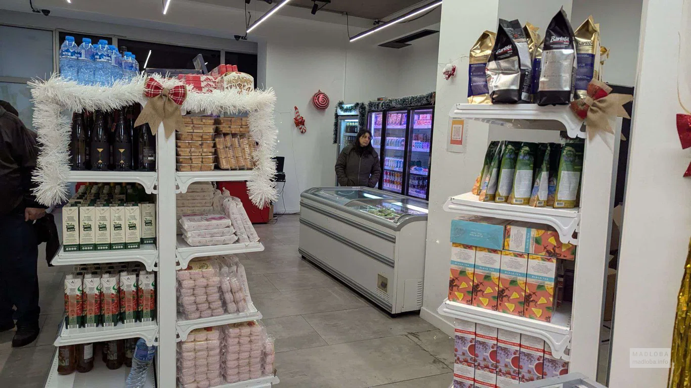 Полки с продуктами в магазине Bulbaland