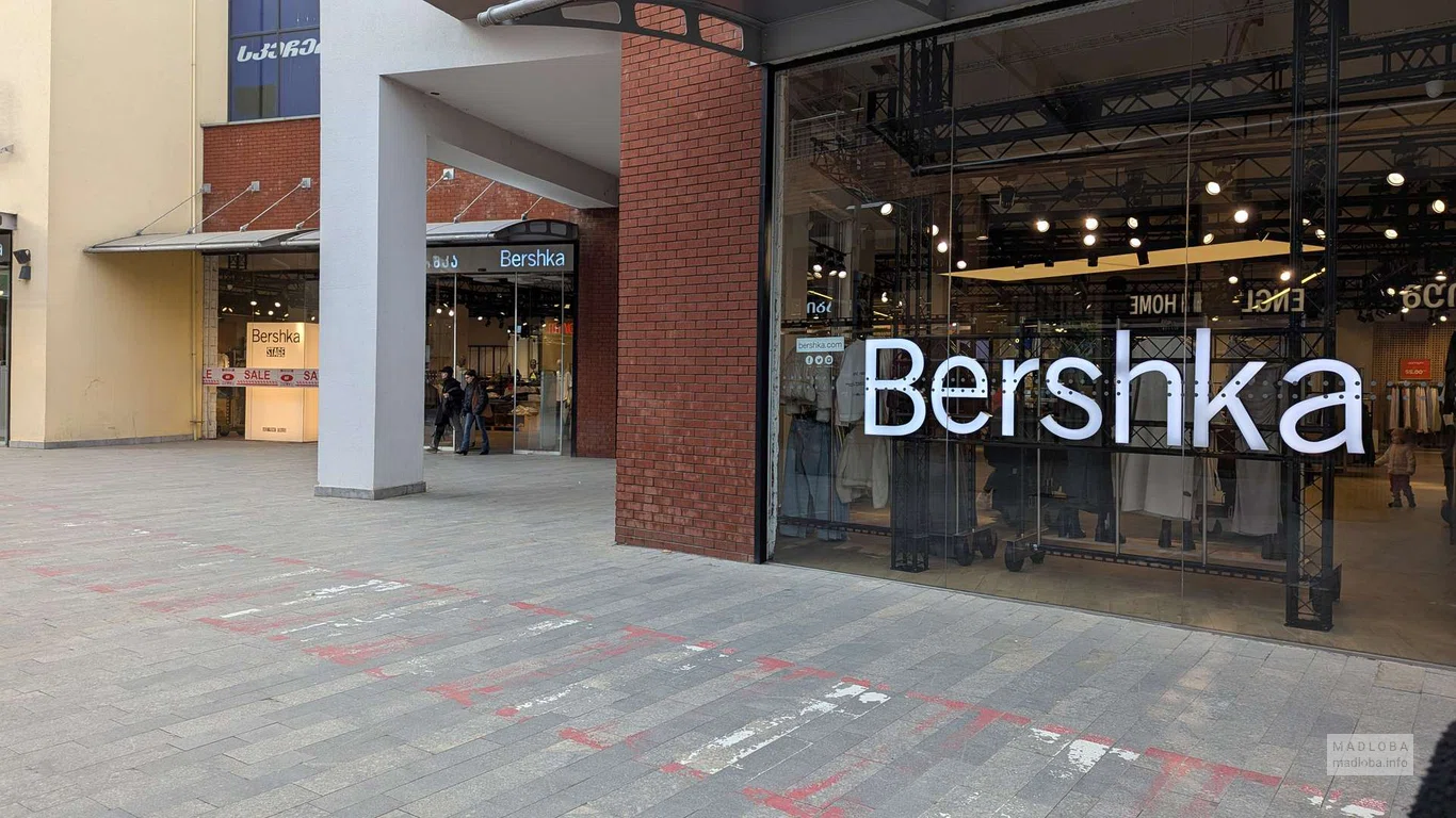 Магазин Bershka в ТЦ East Point Тбилиси – купить молодежную одежду и аксессуары