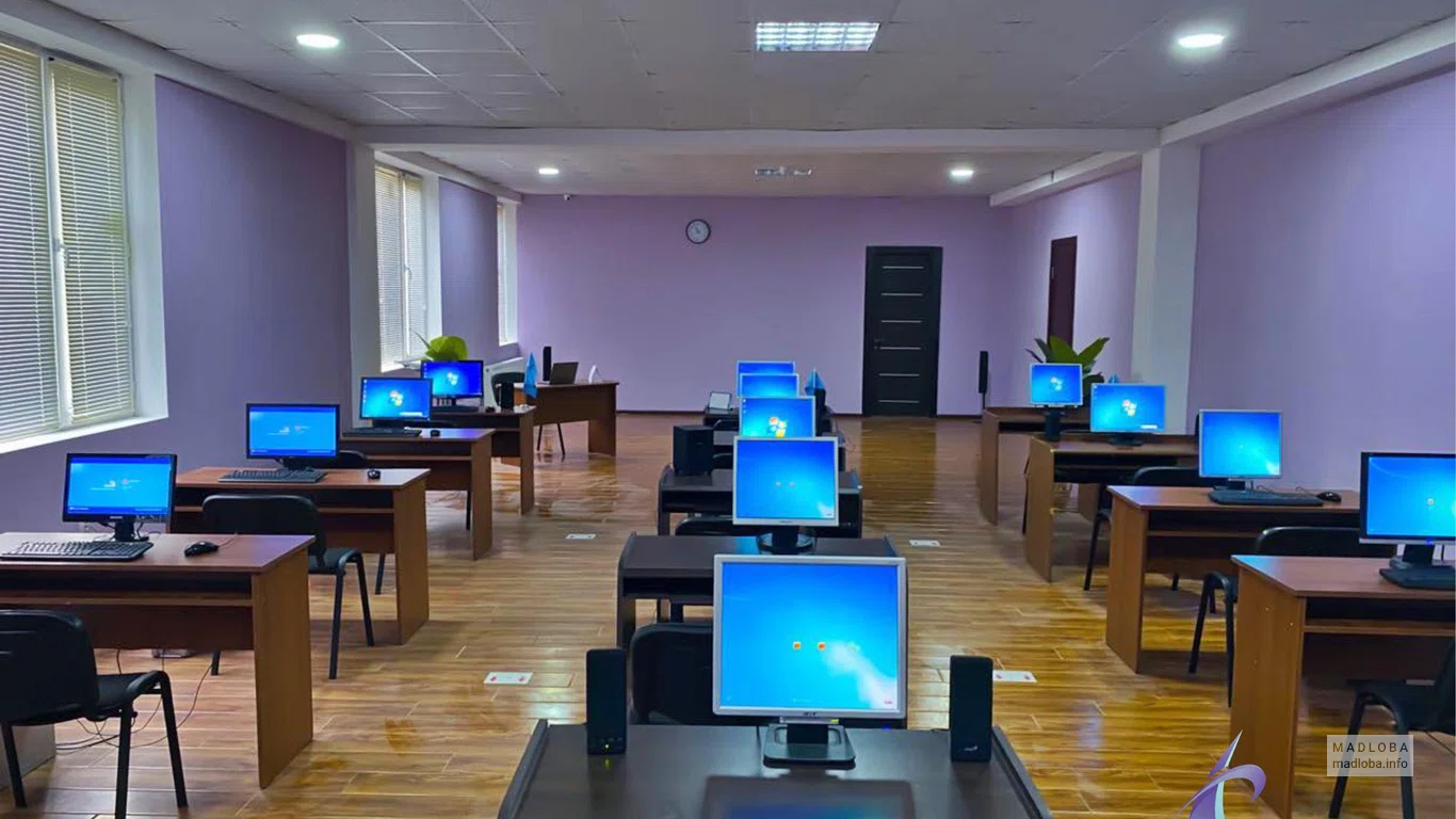 Компьютерный класс в Free Academy of Tbilisi