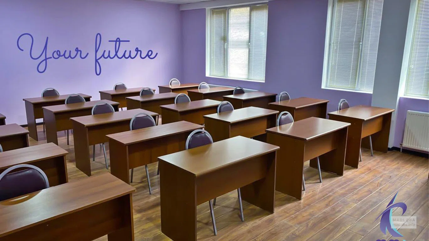 Учебный класс с партами в Free Academy of Tbilisi