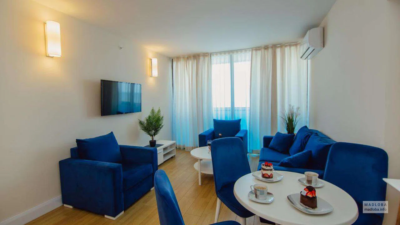 синяя мебель в номере Best Apartments City 5