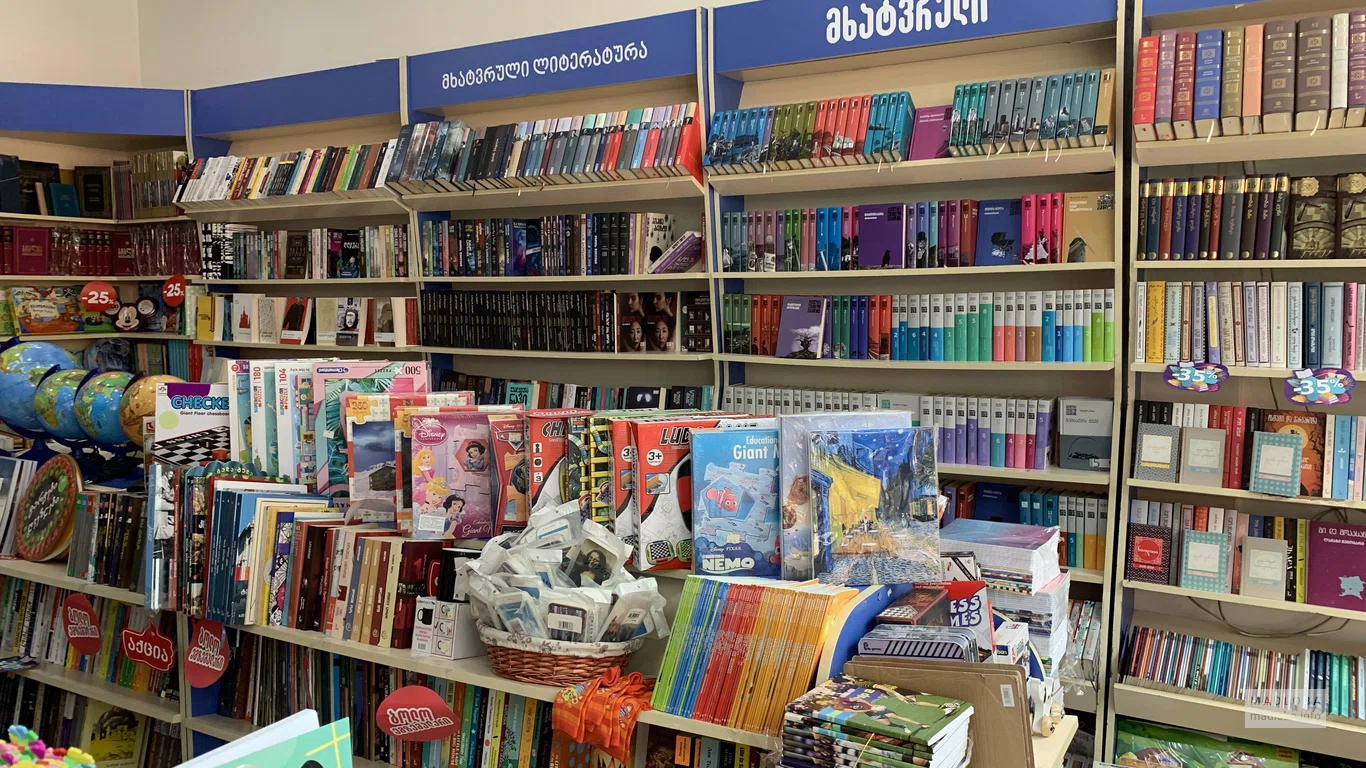 Полки с книгами в магазине Библус