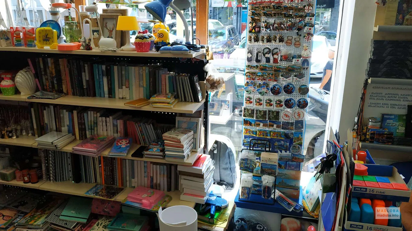 Книги и сувениры в Biblus Books на ул. Гамсахурдия 43/15