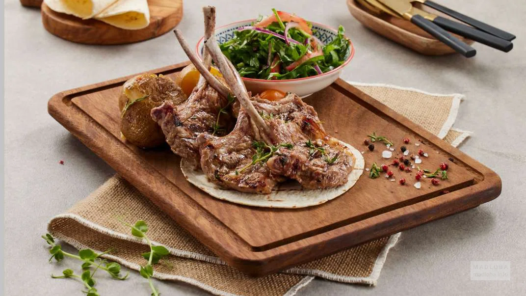 Подача мяса из меню ресторана