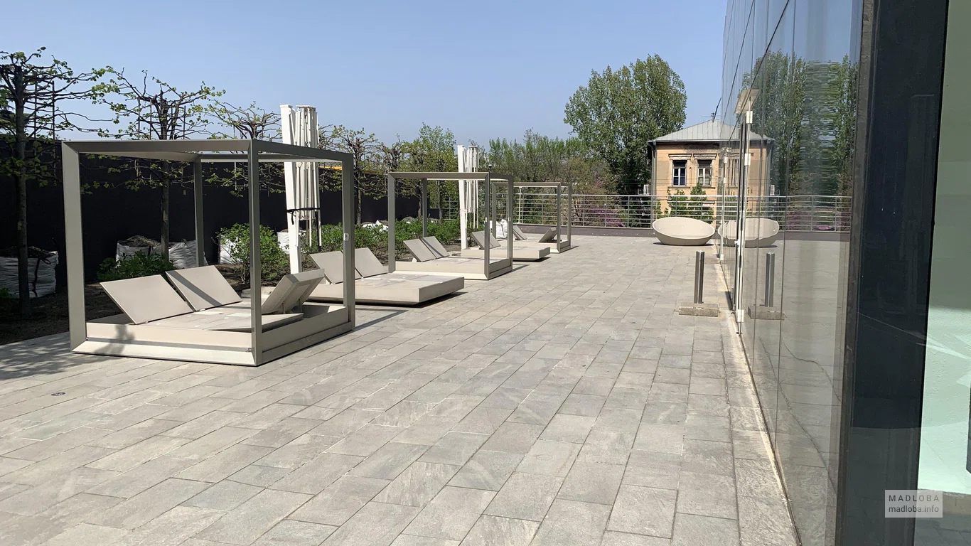 Лаунж на открытом воздухе The Biltmore Hotel Tbilisi