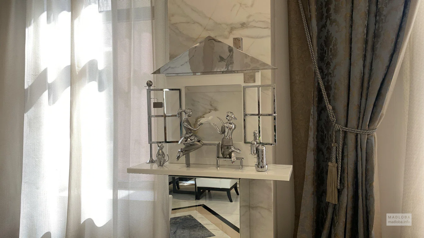 Арт объект в The Biltmore Hotel Tbilisi
