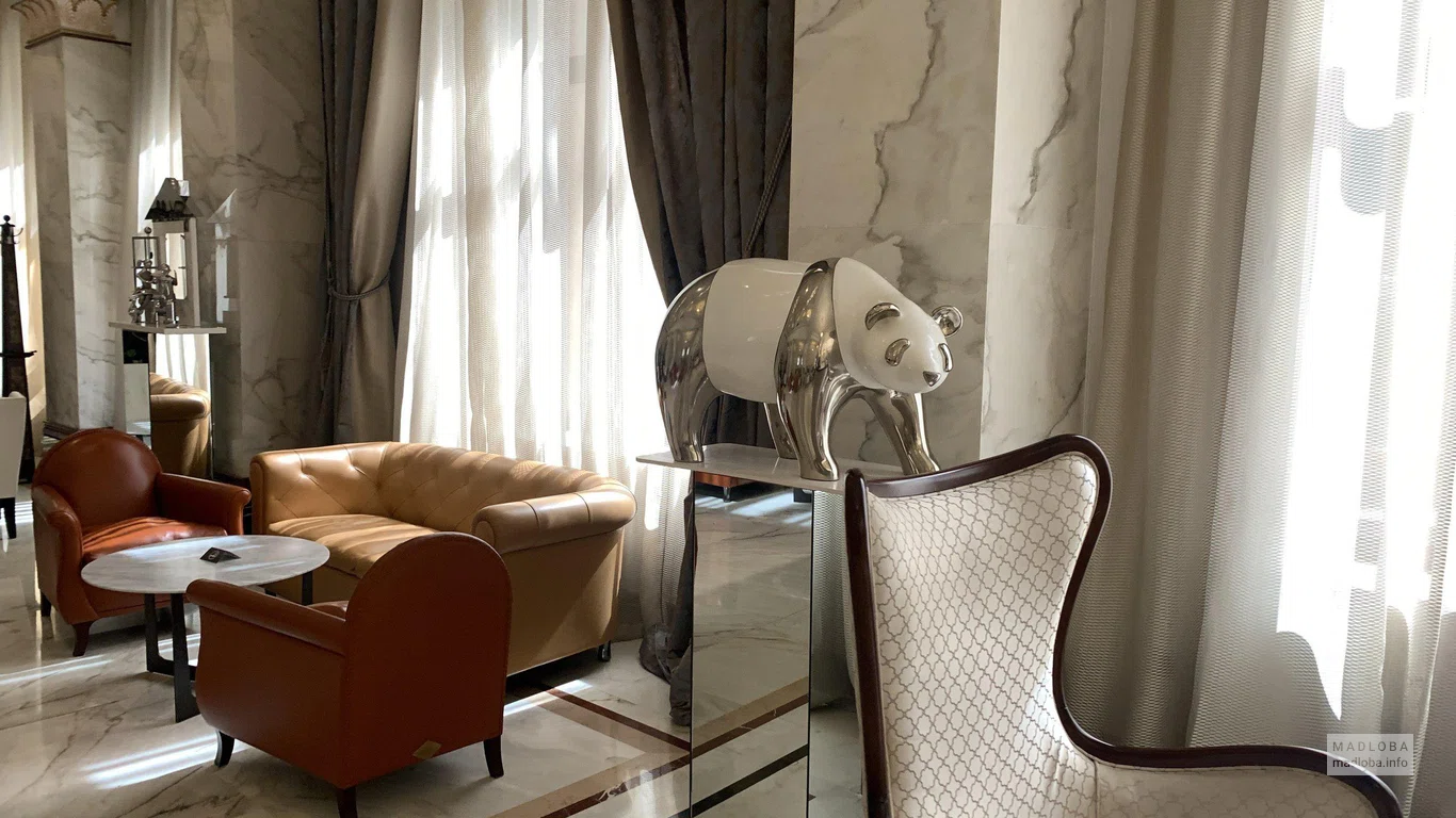 Роскошные кресла в The Biltmore Hotel Tbilisi