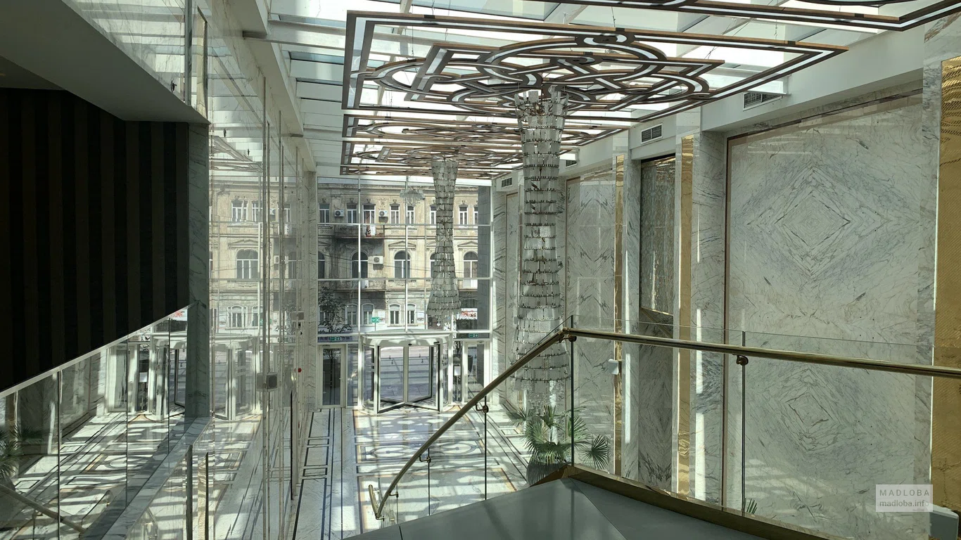 Стеклянный холл в The Biltmore Hotel Tbilisi
