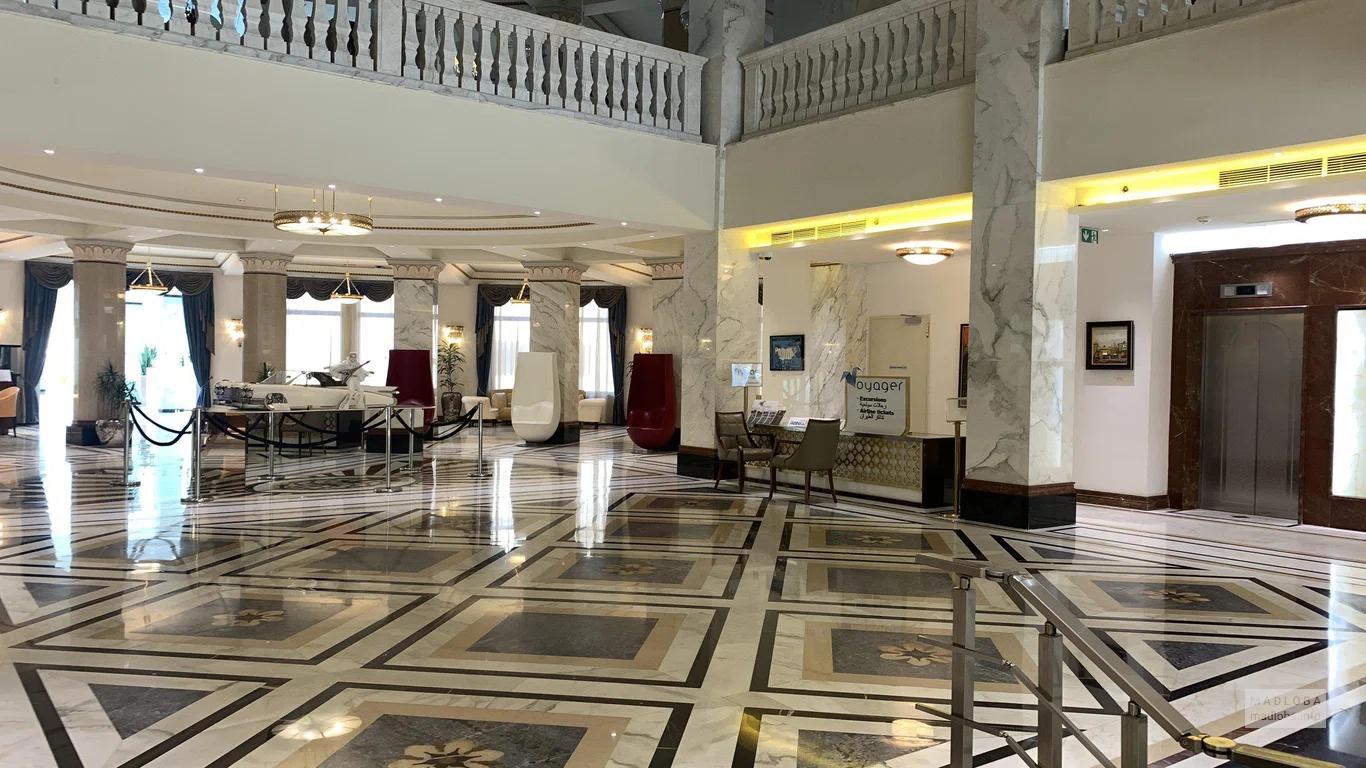 Холл в The Biltmore Hotel Tbilisi