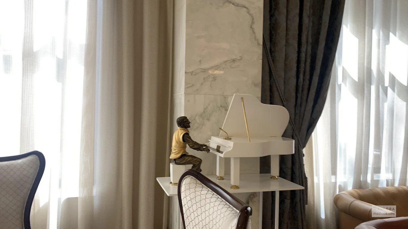 Место для отдыха в The Biltmore Hotel Tbilisi