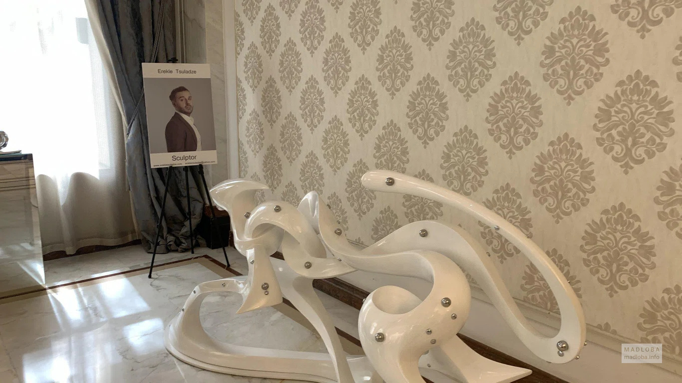 Арт объект в The Biltmore Hotel Tbilisi