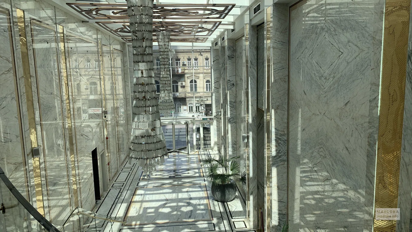 Стеклянный холл в The Biltmore Hotel Tbilisi