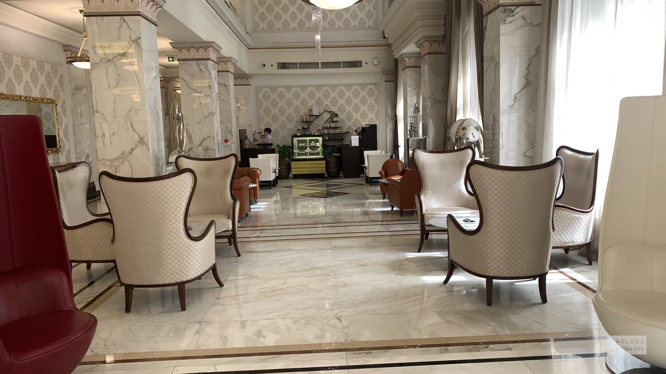Роскошные кресла в The Biltmore Hotel Tbilisi