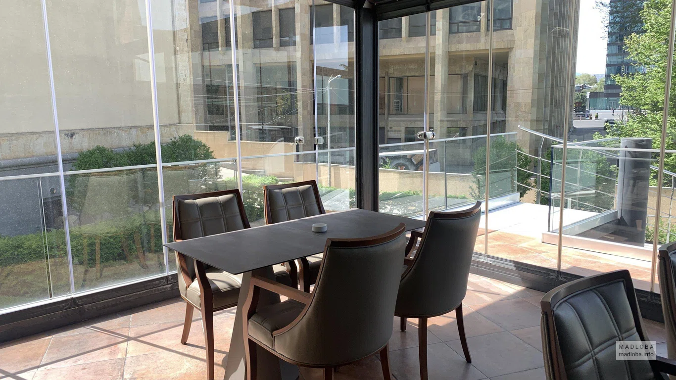 Закрытая терраса в The Biltmore Hotel Tbilisi