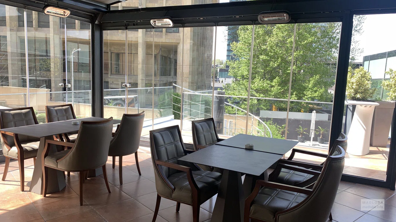 Закрытая терраса в The Biltmore Hotel Tbilisi