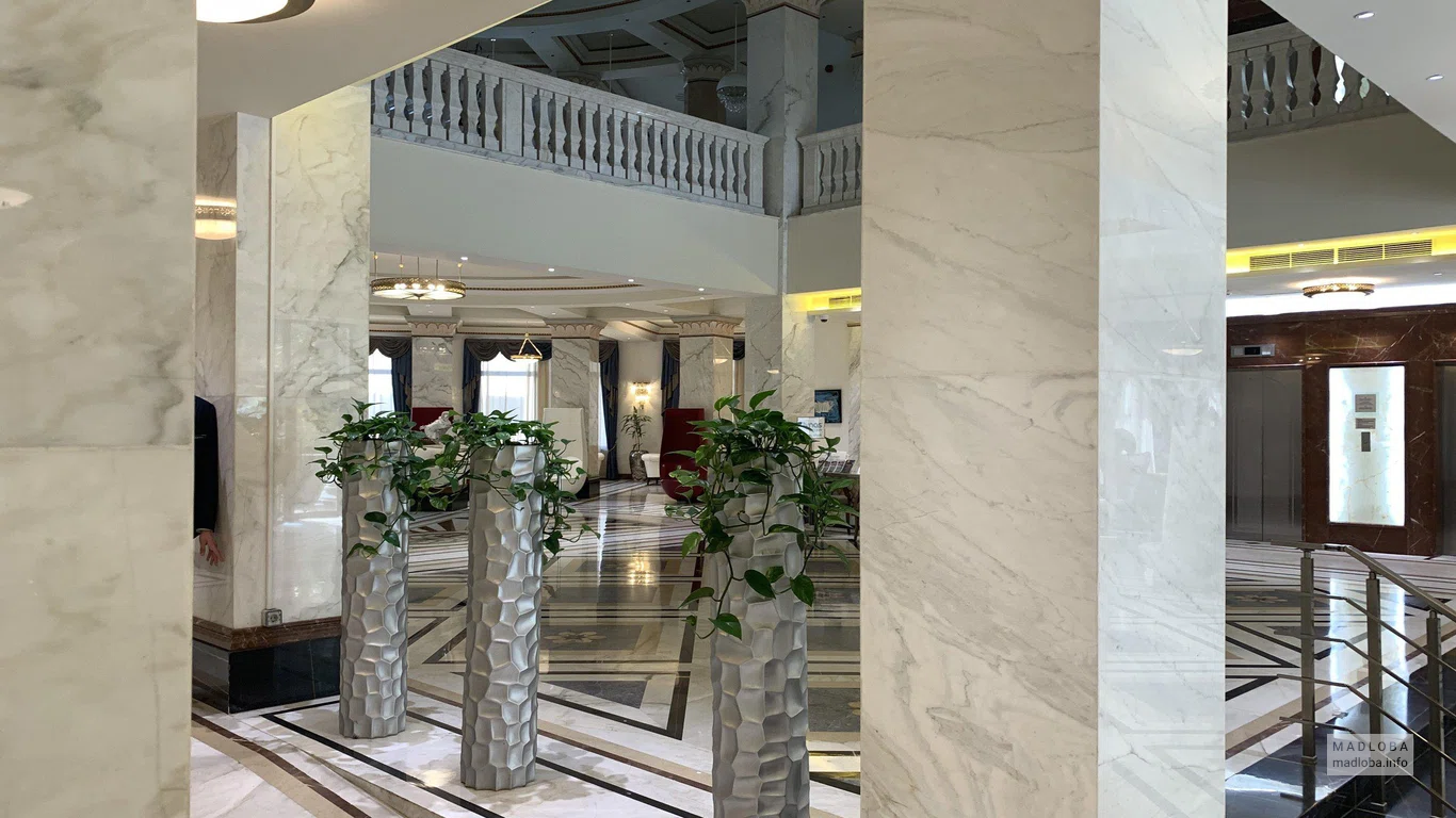 Холл в The Biltmore Hotel Tbilisi
