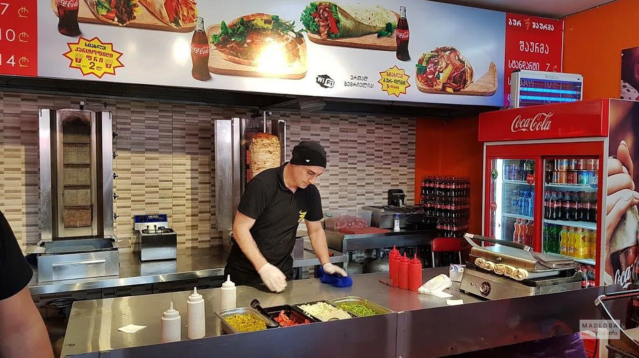 Приготовление шаурмы в кафе Bingo Shawarma