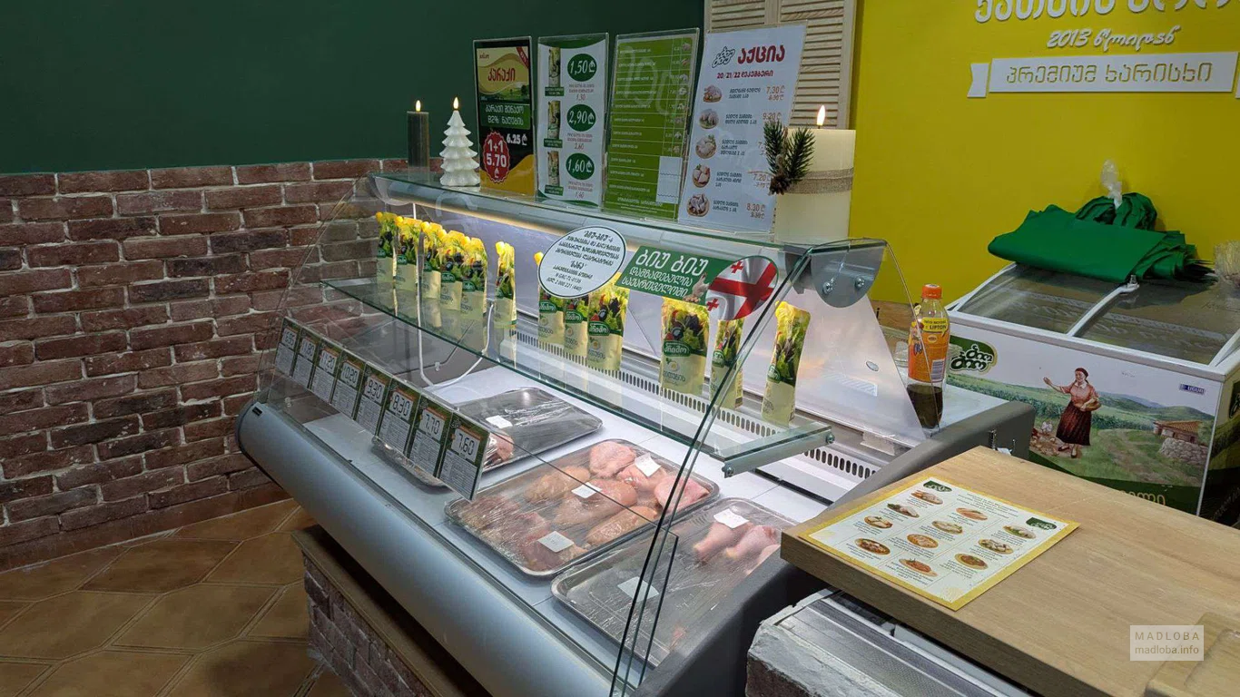 витрина со свежим куриным мясом в магазине курицы Biu Biu в Батуми