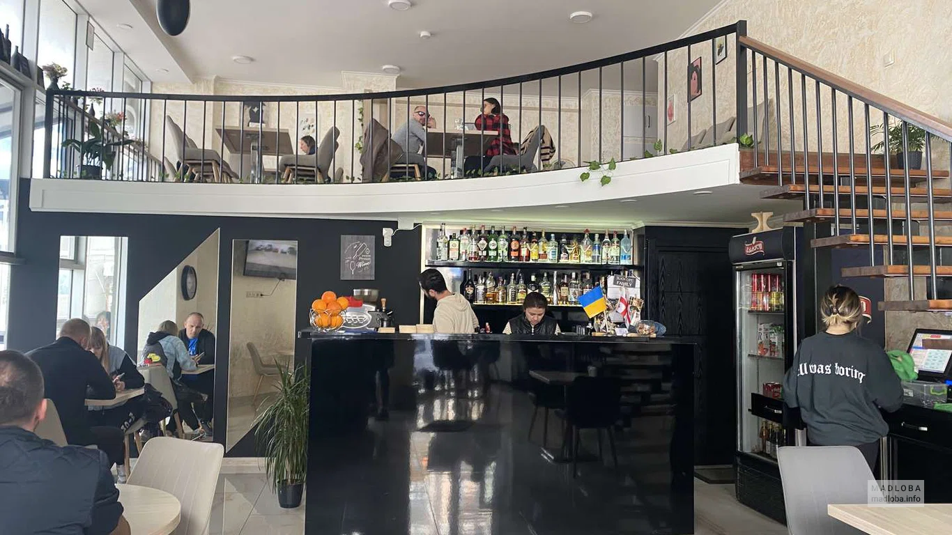Видна второй этаж кафе Black Cafe
