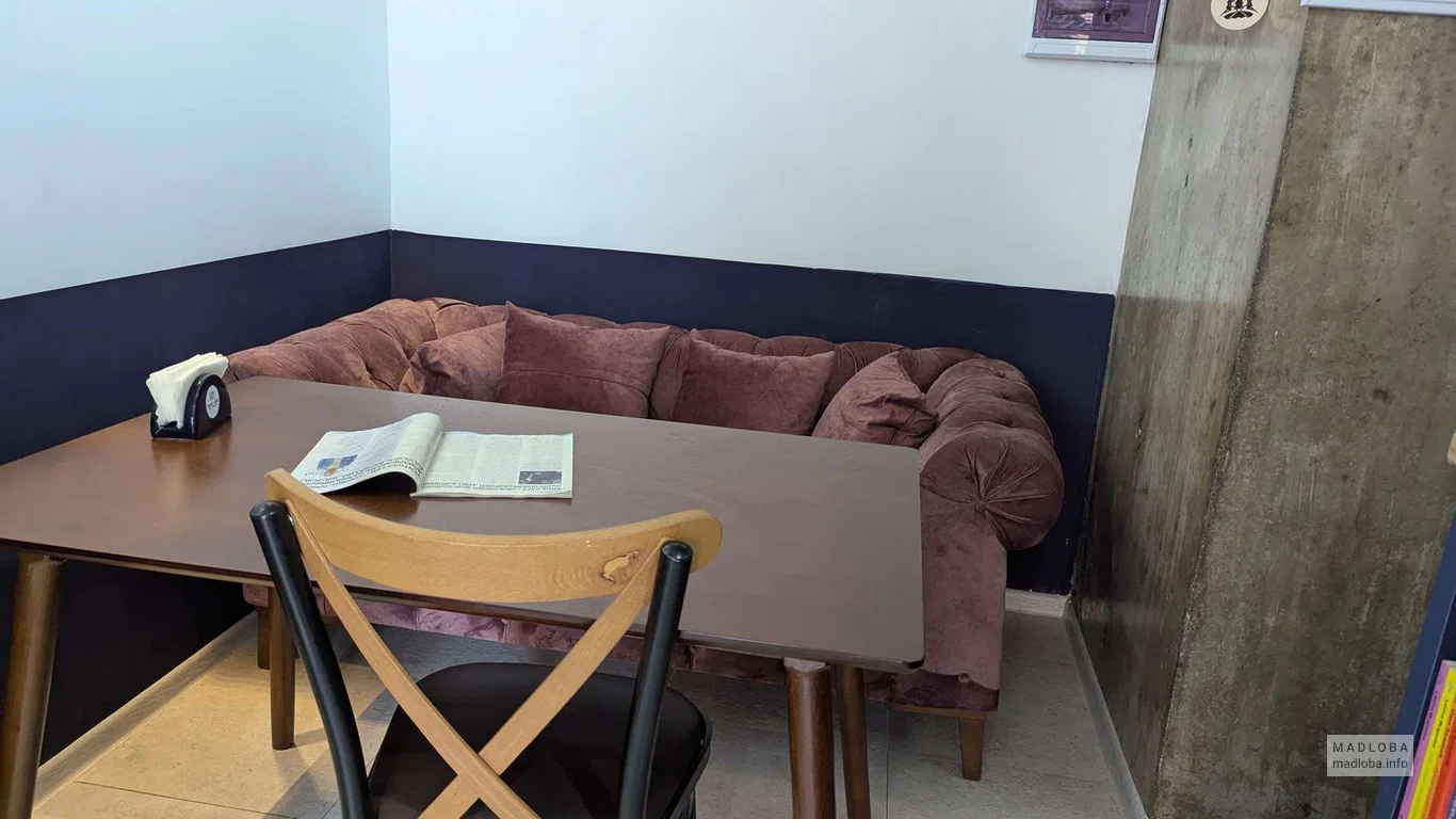 Столики в кафе Book Cafe