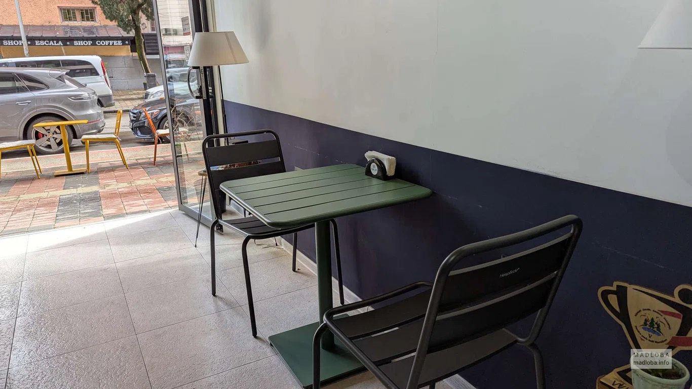 Столики в кафе Book Cafe