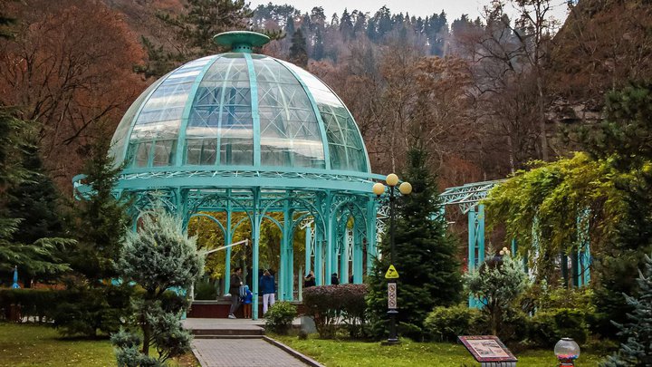 Источник горячей минеральной воды